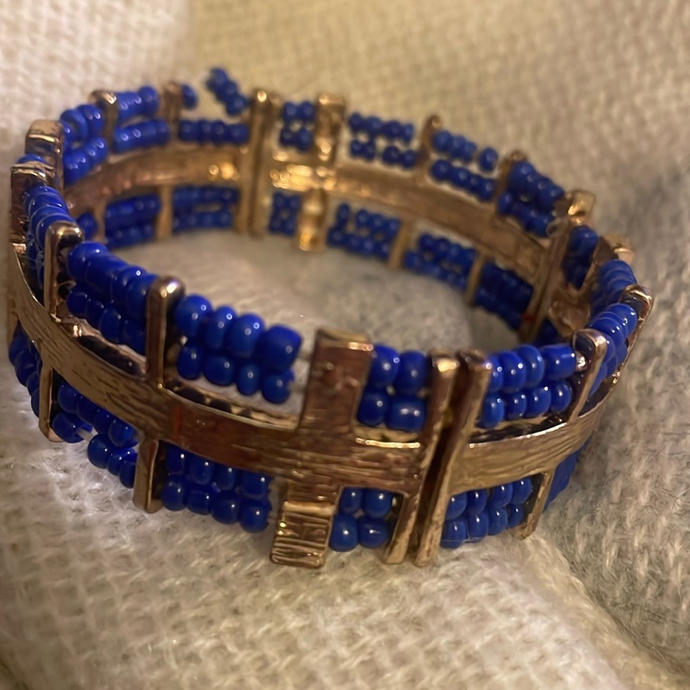 Pretty blue beaded bracelet - with call outs
